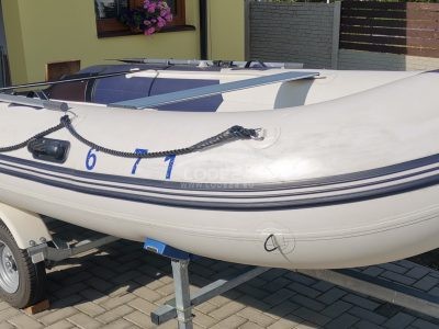 Nafukovací motorový člun
