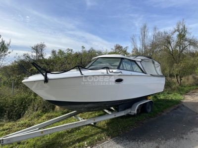 Motorová loď s kajutou 225HP