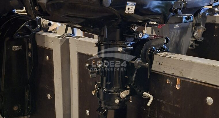 Lodný motor Mercury 5