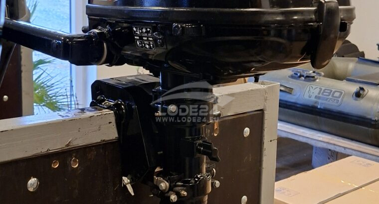Lodný motor Mercury 5